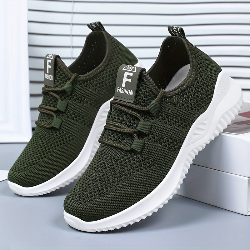 Одна пара легких, дышащих женских спортивных туфель, подходящих для отпуска.