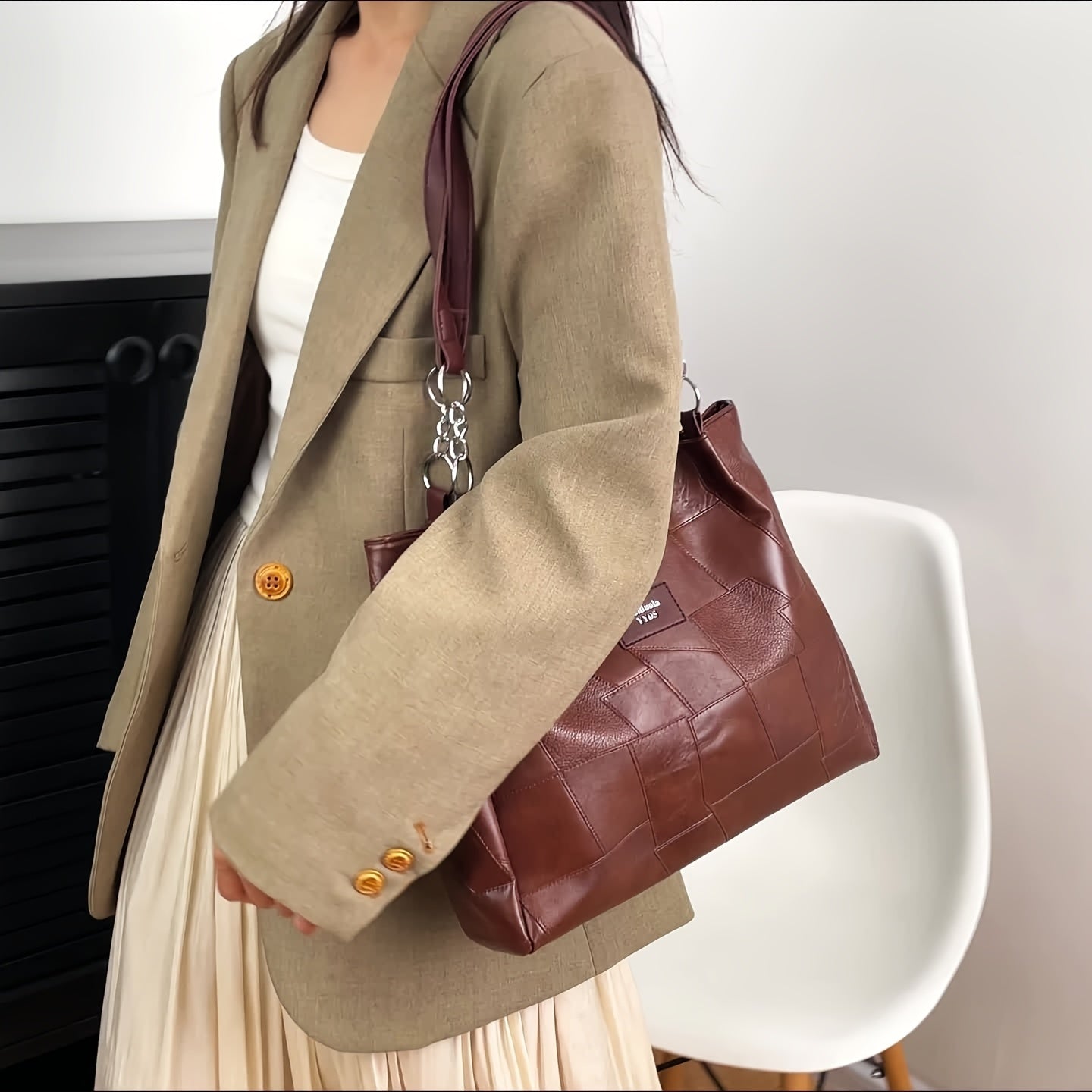 Стильная стеганая сумка-тоут с молнией, фиксированным ремнем и классическим дизайном, идеально подходящая для работы или повседневного использования. Доступна в черном, белом или коричневом цвете.