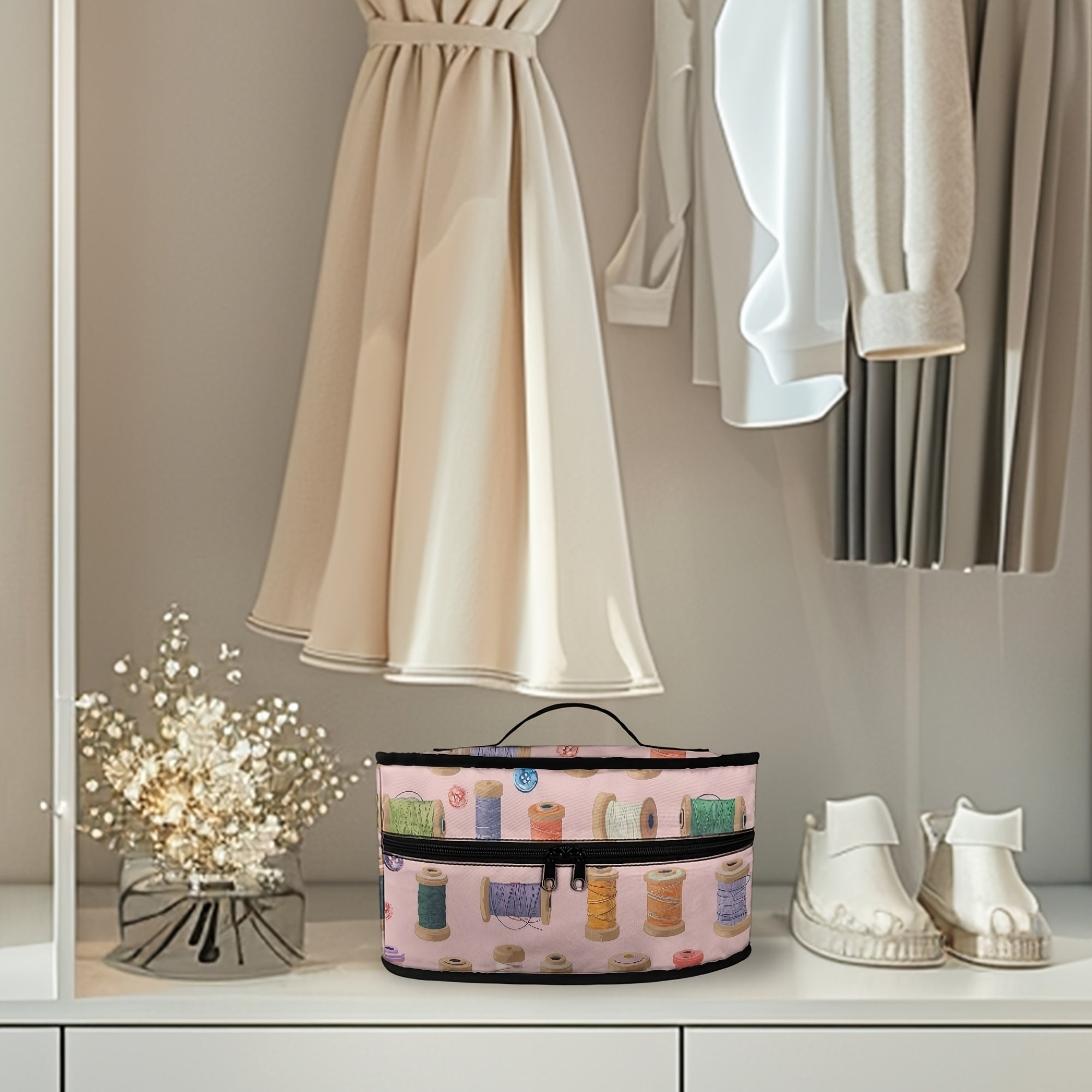 Qulay Portativ Qayta Temirlagich Sumkasi, Zamonaviy Matbaa Dizayni bilan, Yuqori Qo'ltiq va Ikki Zipper bilan to'ldirilgan. Sayohat yoki saqlash paytida kiyimlaringizni changdan himoya qilish uchun mukammal.