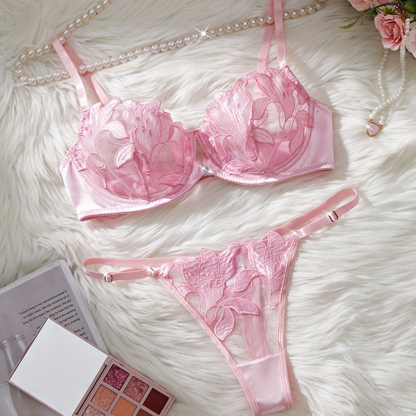 Yevropa va Amerika uchun ayollar uchun yangi ultra-ingichka dantel ichki kiyim to'plami, dantel bezaklari bilan tikilgan brassier va shimlarni o'z ichiga oladi.
