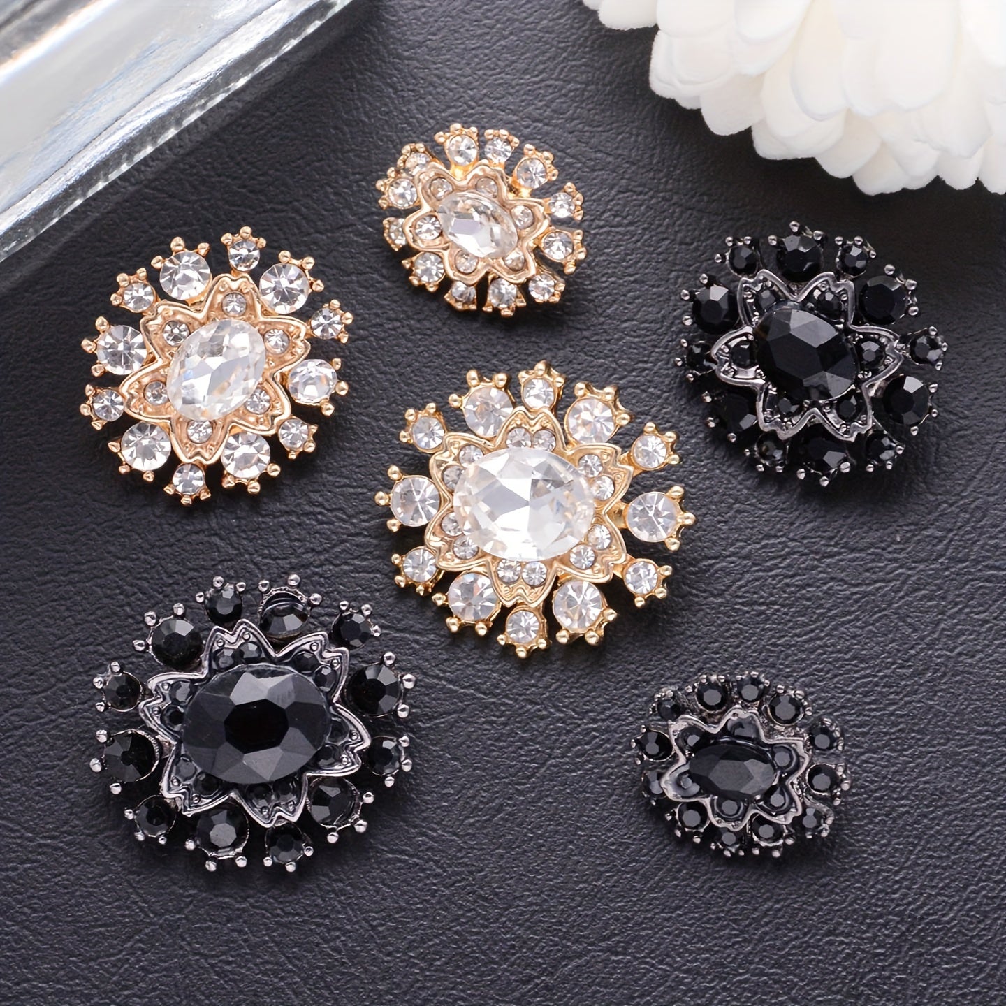 Kiyimlar, sviterlar, blazerlar uchun besh ta rhinestone zink alloy tugmasi to'plami