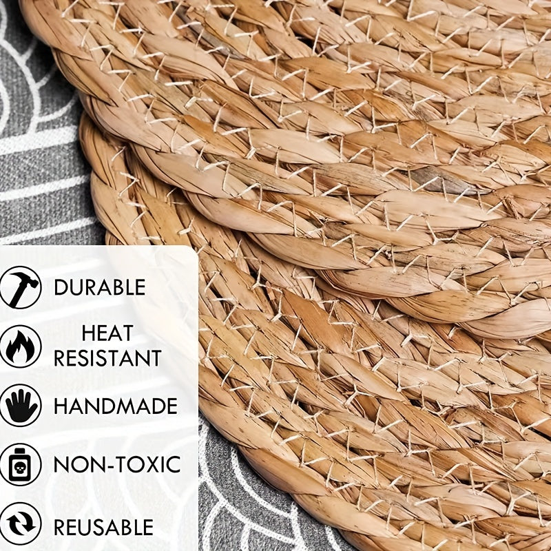 Yapon bog'i choy piyolasi dizaynida to'qilgan 4/6 ta joy matosi to'plami. Stol va choy stollari uchun issiqlik izolyatsiyasini ta'minlaydi, dumaloq idishlar va plastinkalar uchun mos. Oshxonada foydalanish uchun yapon papirusidan tayyorlangan.