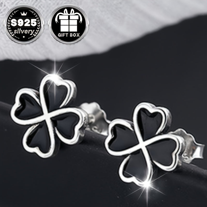 925 Sterling Silver dan tayyorlangan, oddiy lekin romantik dizaynga ega bo'lgan vaqt o'tmas Four-Leaf Clover sirg'alarining to'plami. Ular Sevgi kuni, Ona kuni yoki maxsus tadbirlar uchun sovg'a qilish uchun ideal, har qanday mavsum uchun mos. Keltirilgan
