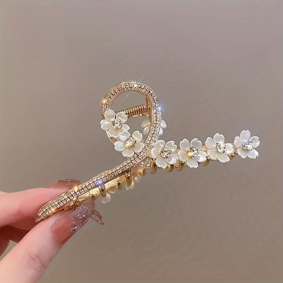 Zinс qotishmasidan tayyorlangan, ikki qatlamli elektroplitalash bilan mustahkamlangan, porloq rhinestone'lar bilan bezatilgan, nafis kameliya gullari soch qisqichi. Retro va zamonaviy soch aksessuari.