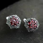 "Sterling Silver Garnet Stud Earrings with Vintage Flower Design, Black Accent Stones, and Synthetic Zirconia. Gipoallergen quloq ignasi, Yuqori sifatli zargarlik sovg'asi - 4.0g"