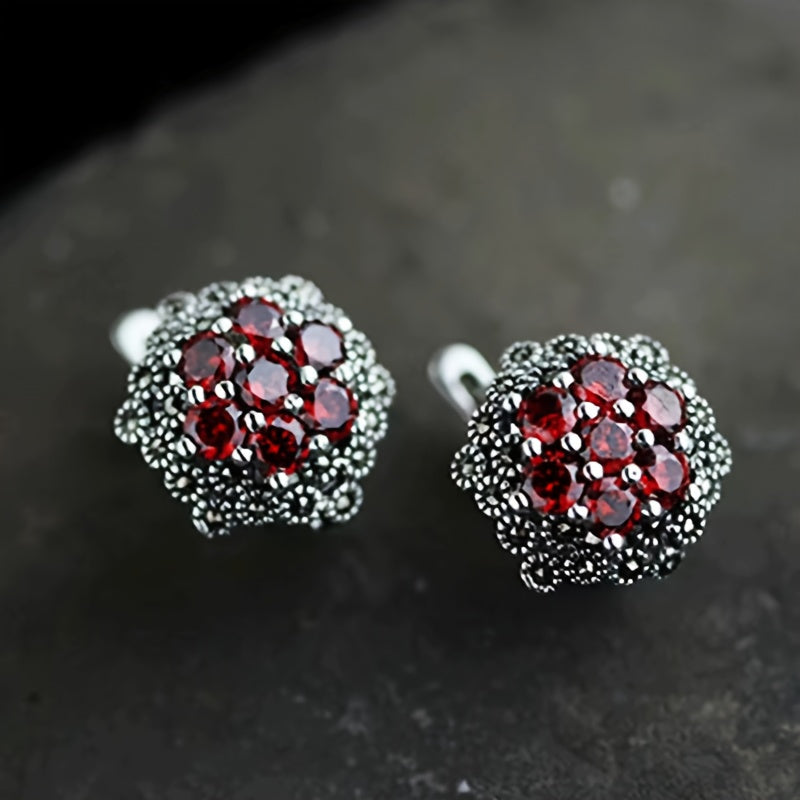 "Sterling Silver Garnet Stud Earrings with Vintage Flower Design, Black Accent Stones, and Synthetic Zirconia. Gipoallergen quloq ignasi, Yuqori sifatli zargarlik sovg'asi - 4.0g"