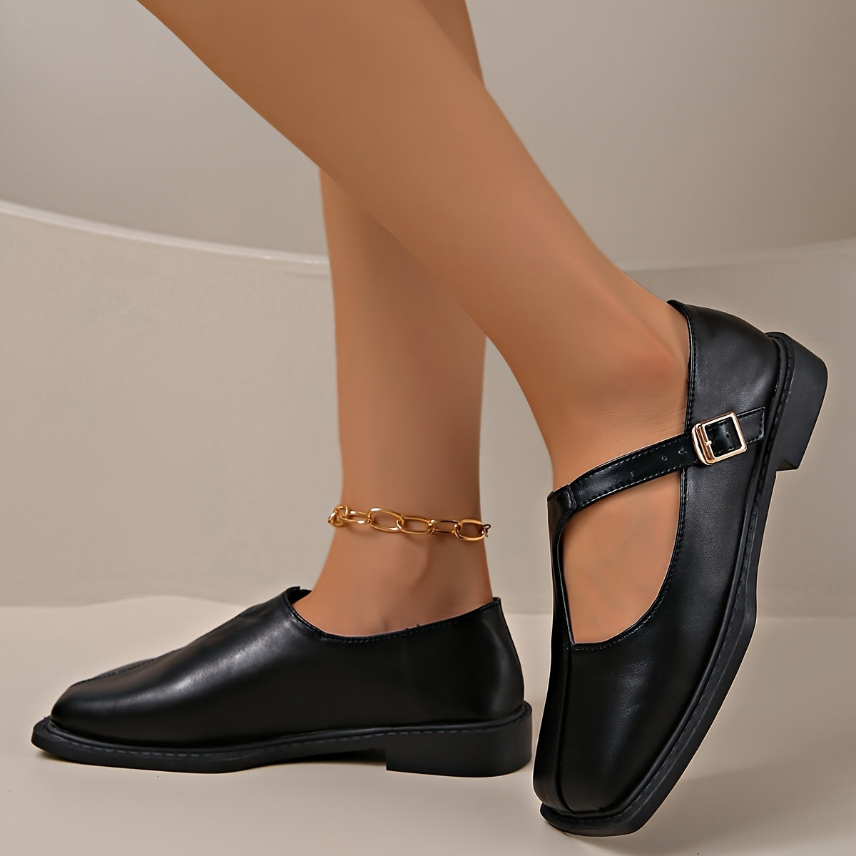 Ayollar uchun sintetik Mary Jane tufli, sozlanadigan bilak bog‘lamasi va geometrik tokchali bilan, oq