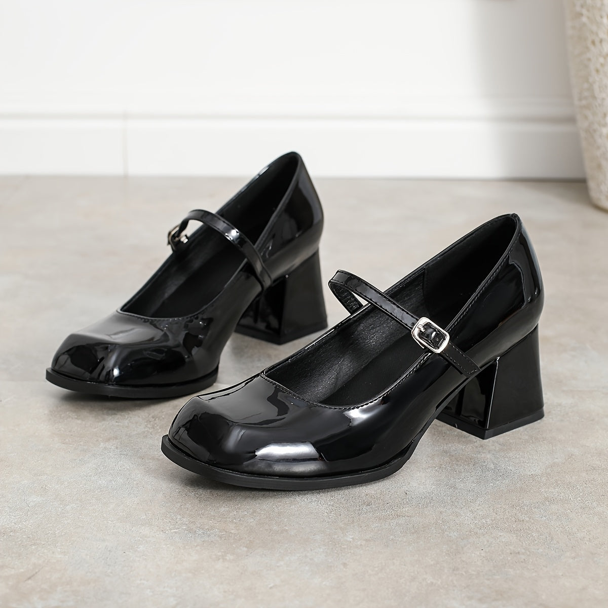 Женские туфли Мэри Джейн с квадратным носком и квадратным каблуком, элегантный и универсальный стиль для всех сезонов. Изготовлены из синтетических материалов.