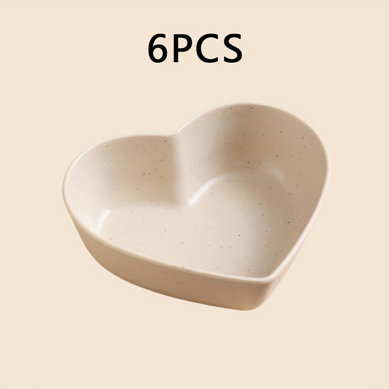 Seis cuencos en forma de corazón hechos de paja de trigo para salsas, condimentos y aperitivos