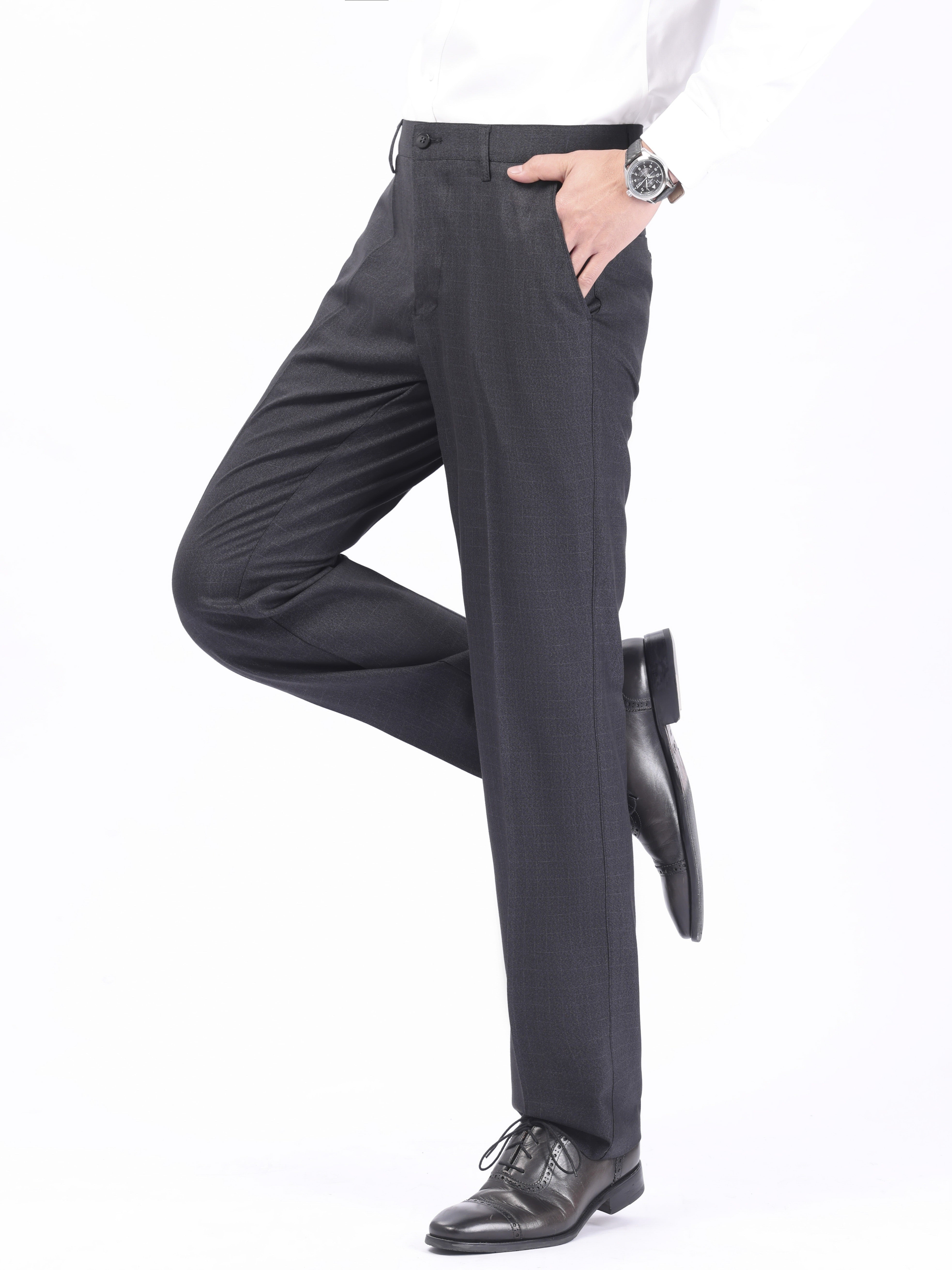 Oliy sifatli, chiziqli qora kulrang shimlar katta o'lchamdagi erkaklar uchun 0XL-6XL o'lchamlarida. Cho'zilmaydigan polyester aralashmasi, mashinada yuvish mumkin.