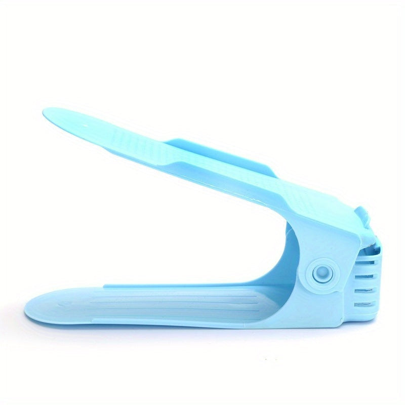 Регулируемая двухуровневая полка для обуви — эффективное решение для экономии места при хранении тапочек и обуви, идеально подходит для организации пространства дома и в общежитии.