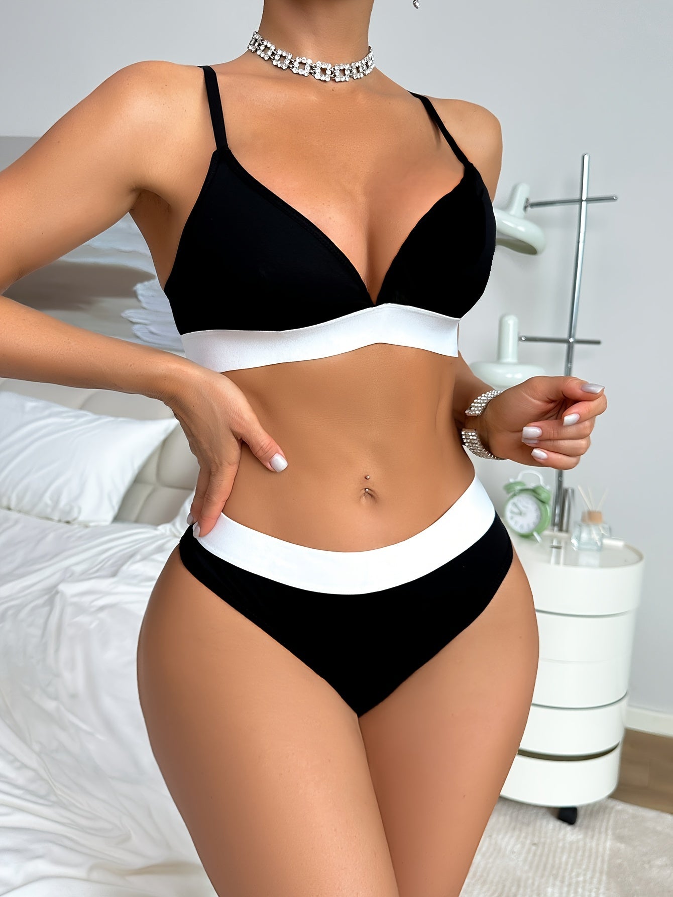 Ayollar uchun polyester ichki kiyim to'plami, qulay moslashuvdagi brassier va pijama uchun ichki kiyim.