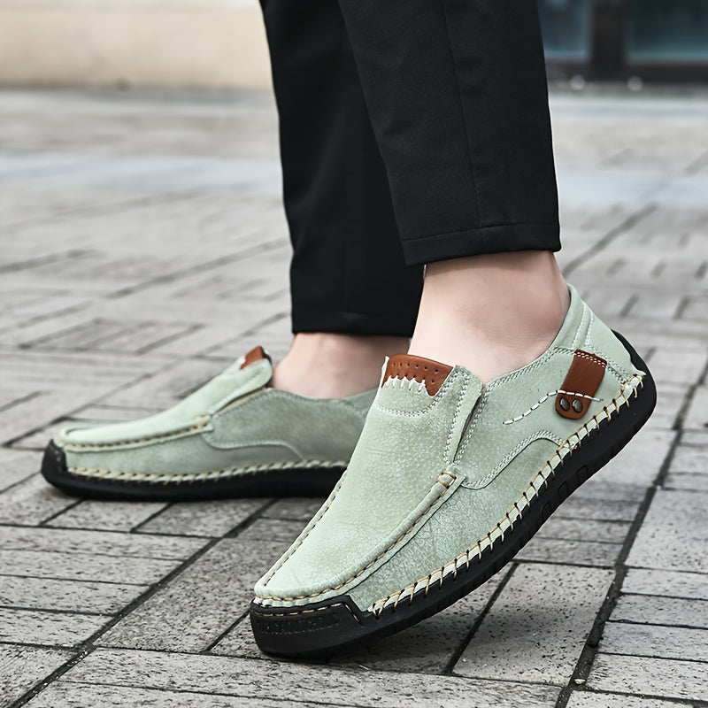 Erkaklar uchun plussiz o'lchamdagi slip-on loferlar, mikrofiber yuqori qismi va qulay va mustahkam yurish poyabzallari uchun sirpanmaydigan kauchuk taglik.