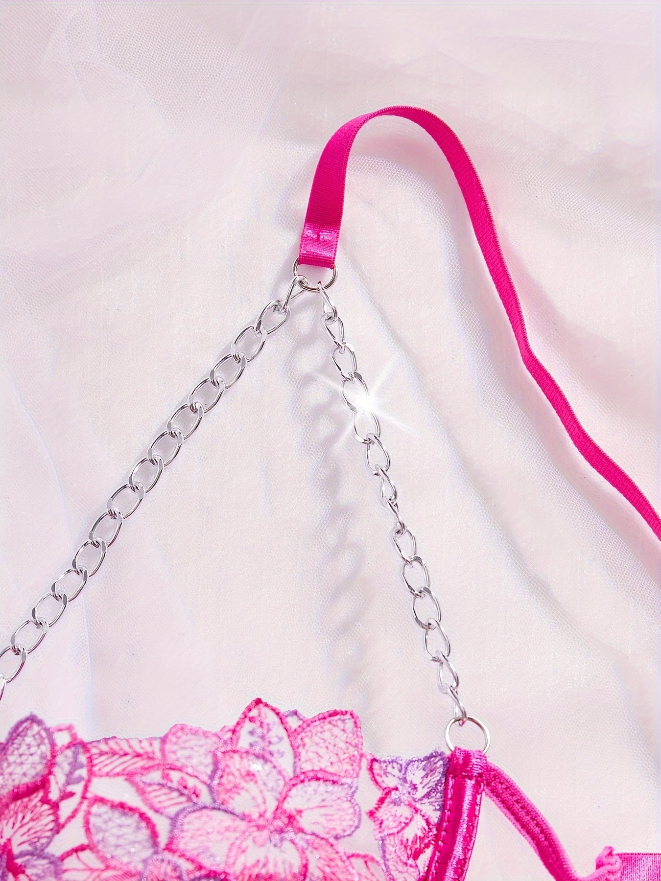 Tarmoq gullari naqshidagi ichki kiyim to'plami, zanjir orqa qismi bilan, ayollar uchun, brassier va thongni o'z ichiga oladi.