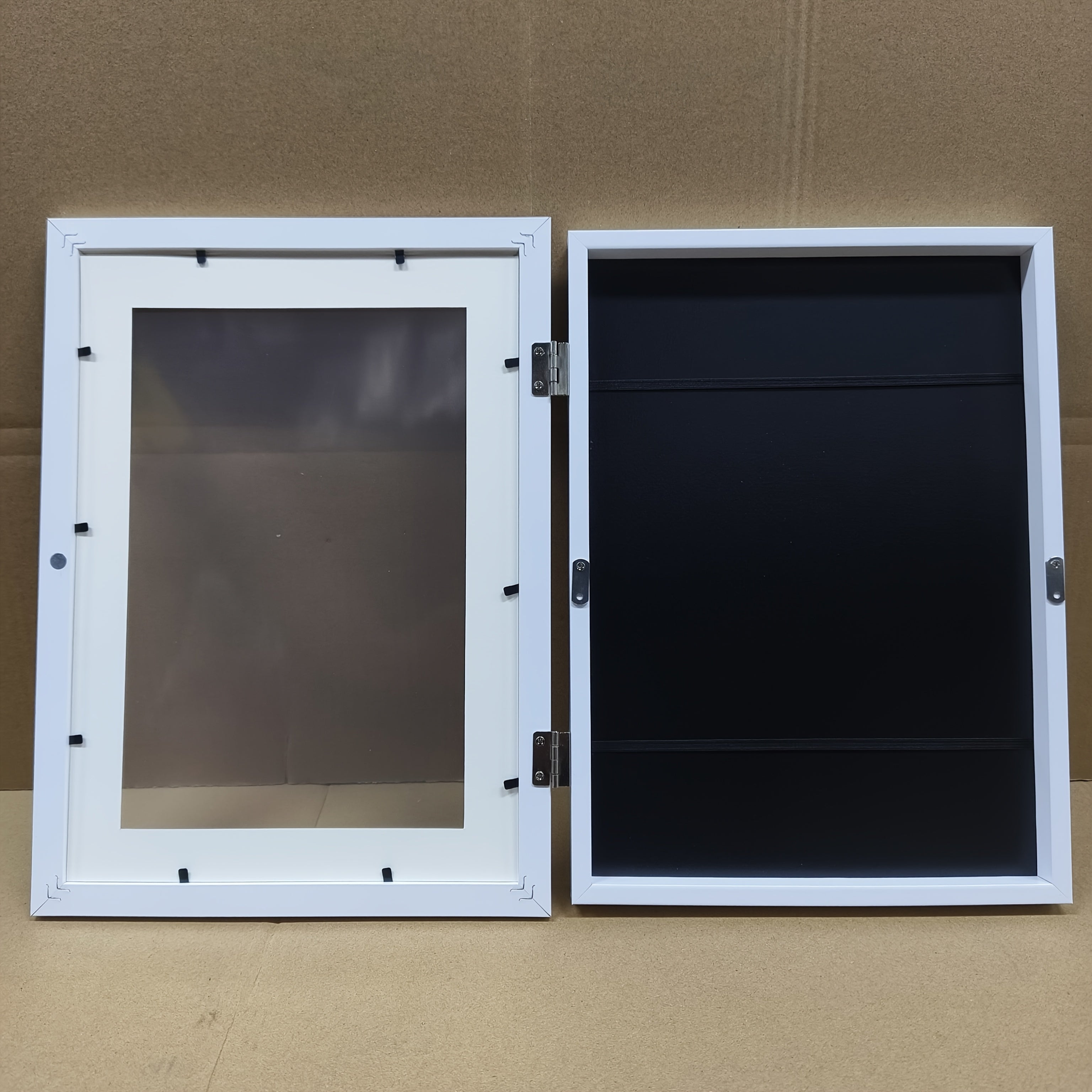 Две деревянные настенные рамки с прозрачным стеклом и магнитным замком для отображения произведений искусства, рисунков, наград и сертификатов в классическом стиле.