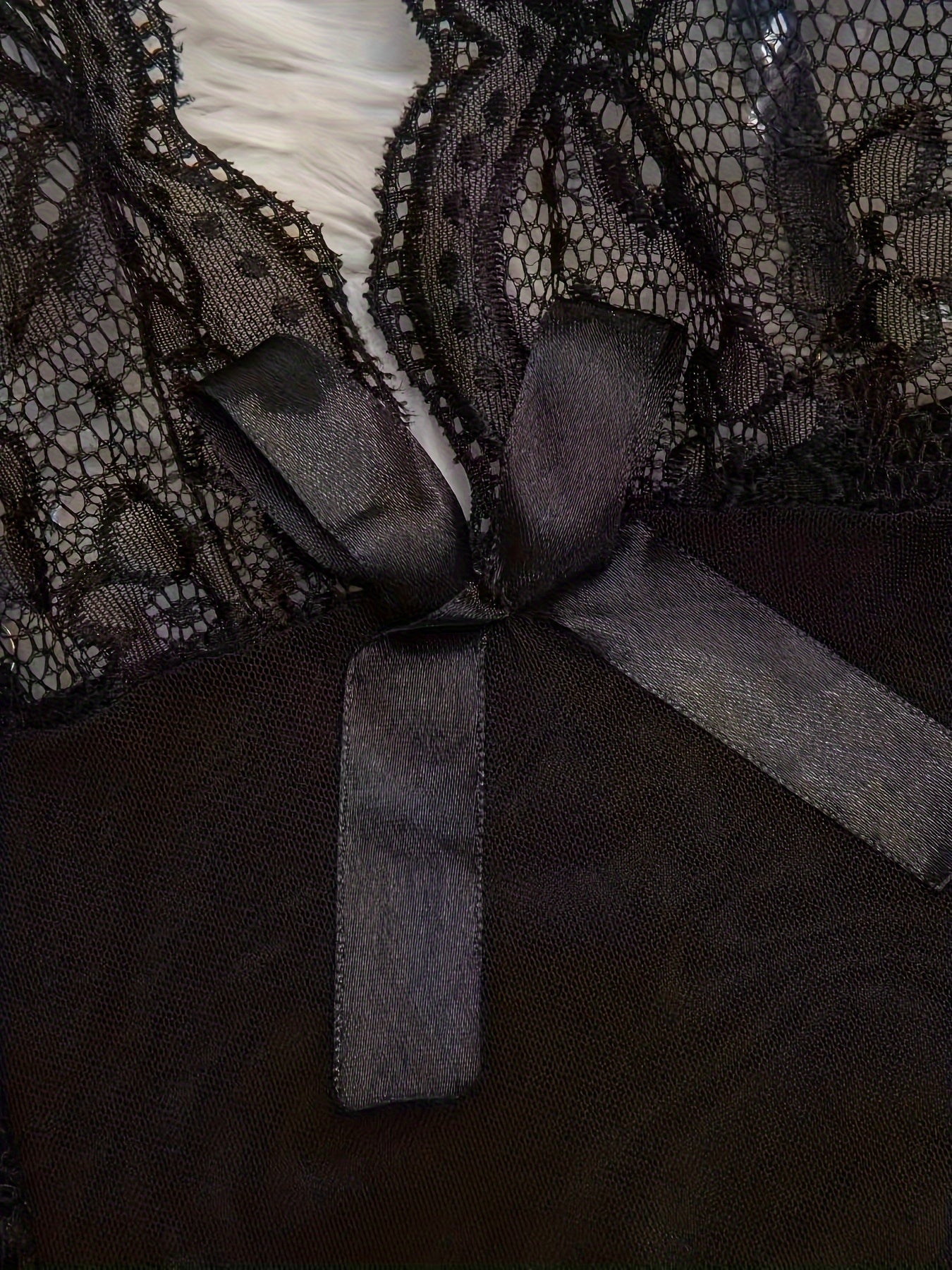 Ayollar uchun dantel va to'radan yasalgan tunika, uyda kiyish uchun ideal.