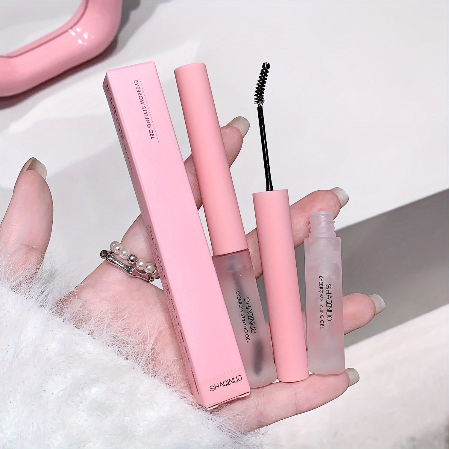 Har xil teri turlari uchun mo'ljallangan, uzoq muddatli, terga chidamli qosh gel, engil, yog'siz formulaga ega.