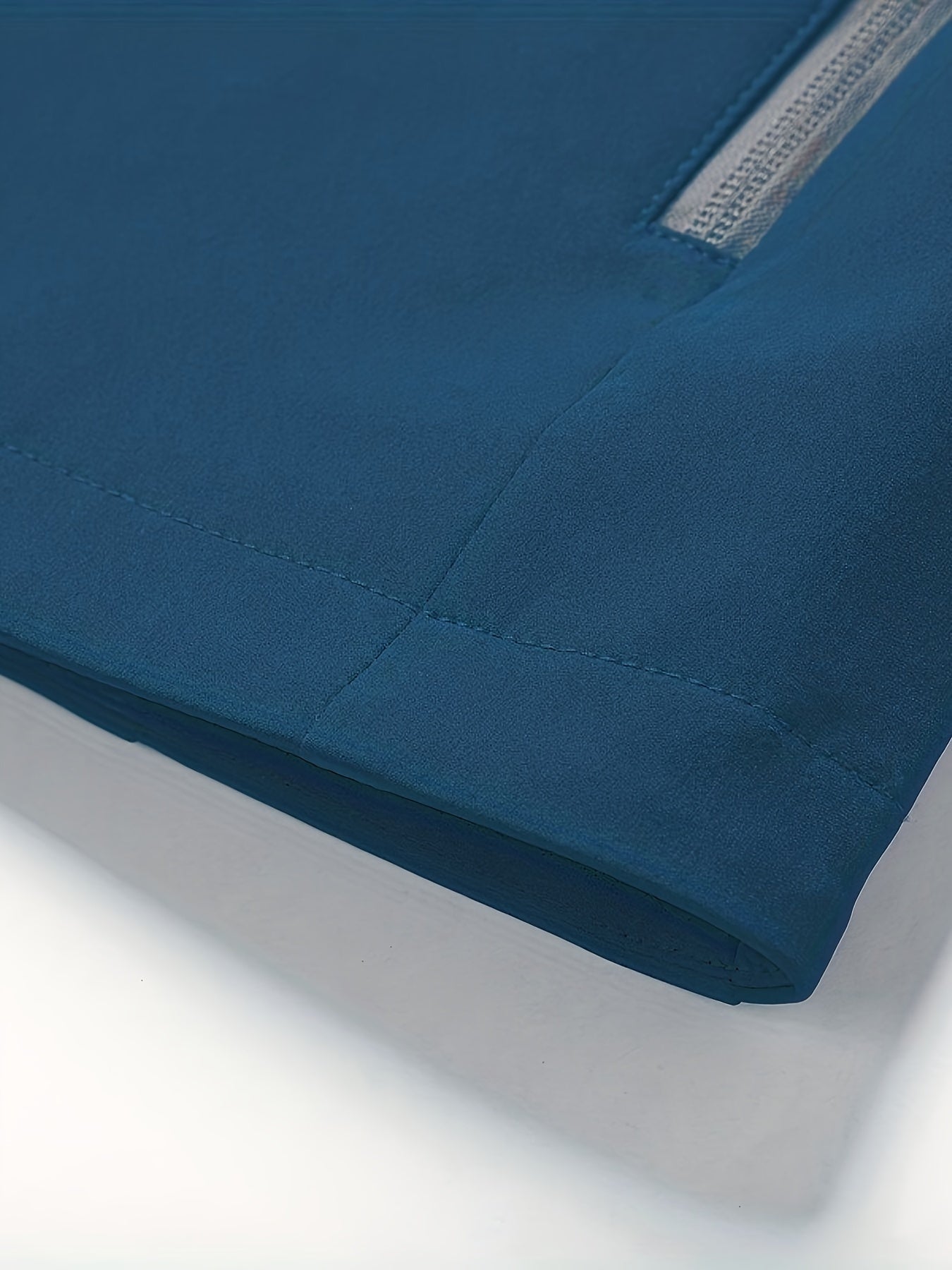 Erkaklar uchun yengil yumshoq qoplama jakketi, 100% polyesterdan tayyorlangan, bir rangda. O'z ichiga oladi: oddiy kesim, uzun yenglar, fermuarlı cho'ntaklar, olib tashlanadigan kapüşon, ochiq havoda tasodifiy uslub, to'qilgan.