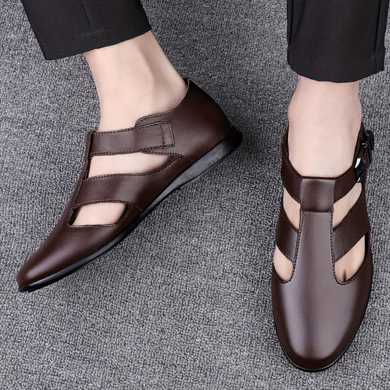 Erkaklar uchun nafas oladigan kesilgan sandallar, moslashtiriladigan tasmali qopqoq va yumshoq taglik bilan qulaylik uchun, qora rangda tasodifiy yozgi/kuzgi kiyimlar uchun mukammal.