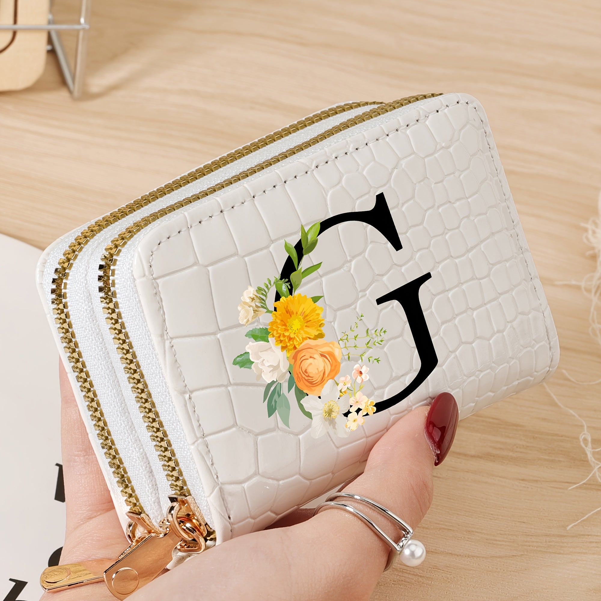 Bir nechta slotlari va zamonaviy fermuari bo'lgan mustahkam kredit karta saqlash sumkasi, maktab, yotoqxona va maktabga qaytish uchun zarur bo'lgan buyumlar uchun.