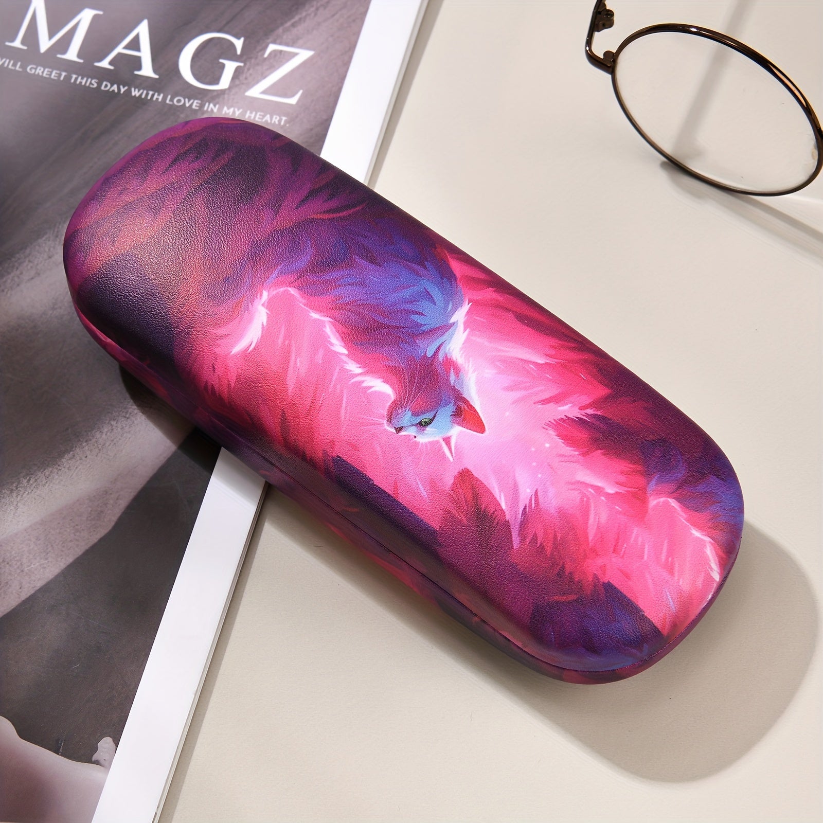 Fashionable Women's Eyewear Case with Stylish Design and Compact Storage