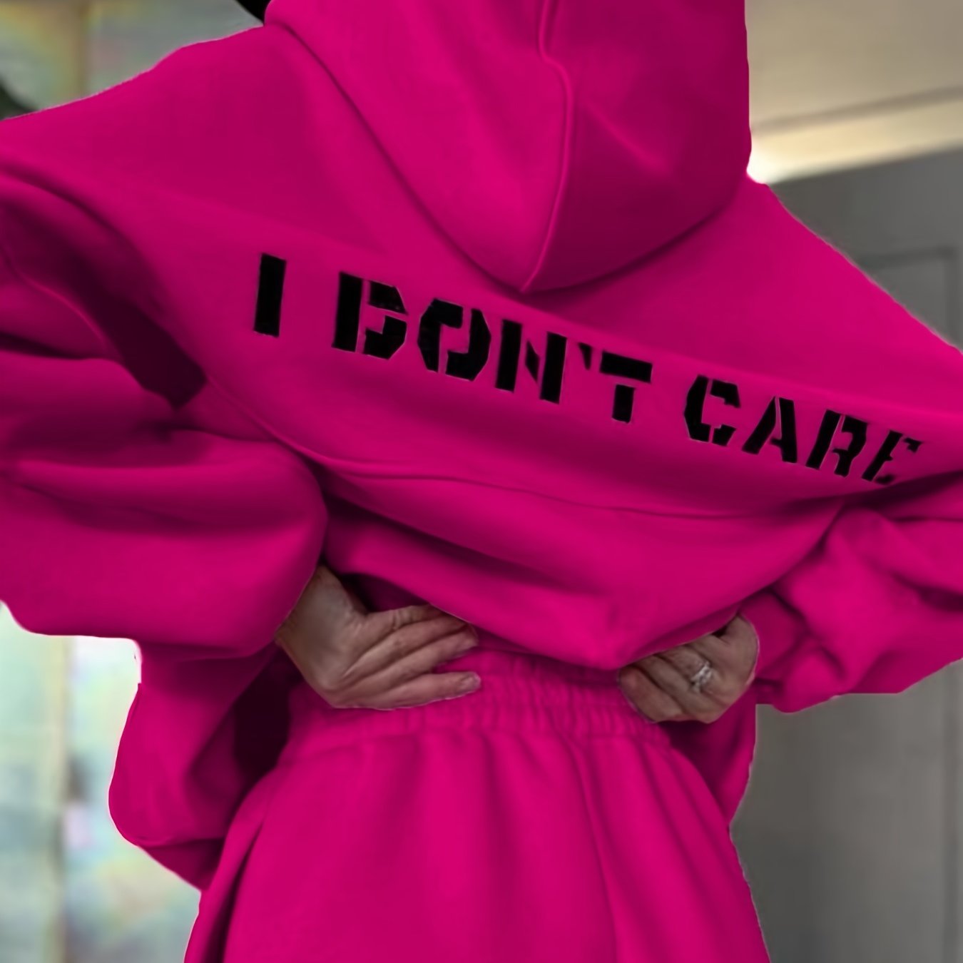 Ayollar uchun plussiz kiyim to'plami, harf bosma bilan, uzun qo'lqopli kapüşon va mos keladigan shimlarni o'z ichiga oladi.