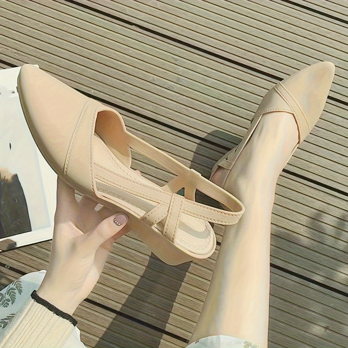 Ayollar uchun to'g'ri ranglarda, uchburchak barmoq bilan tasodifiy qulaylik uchun to'piq tasmasi bo'lgan poyabzal.