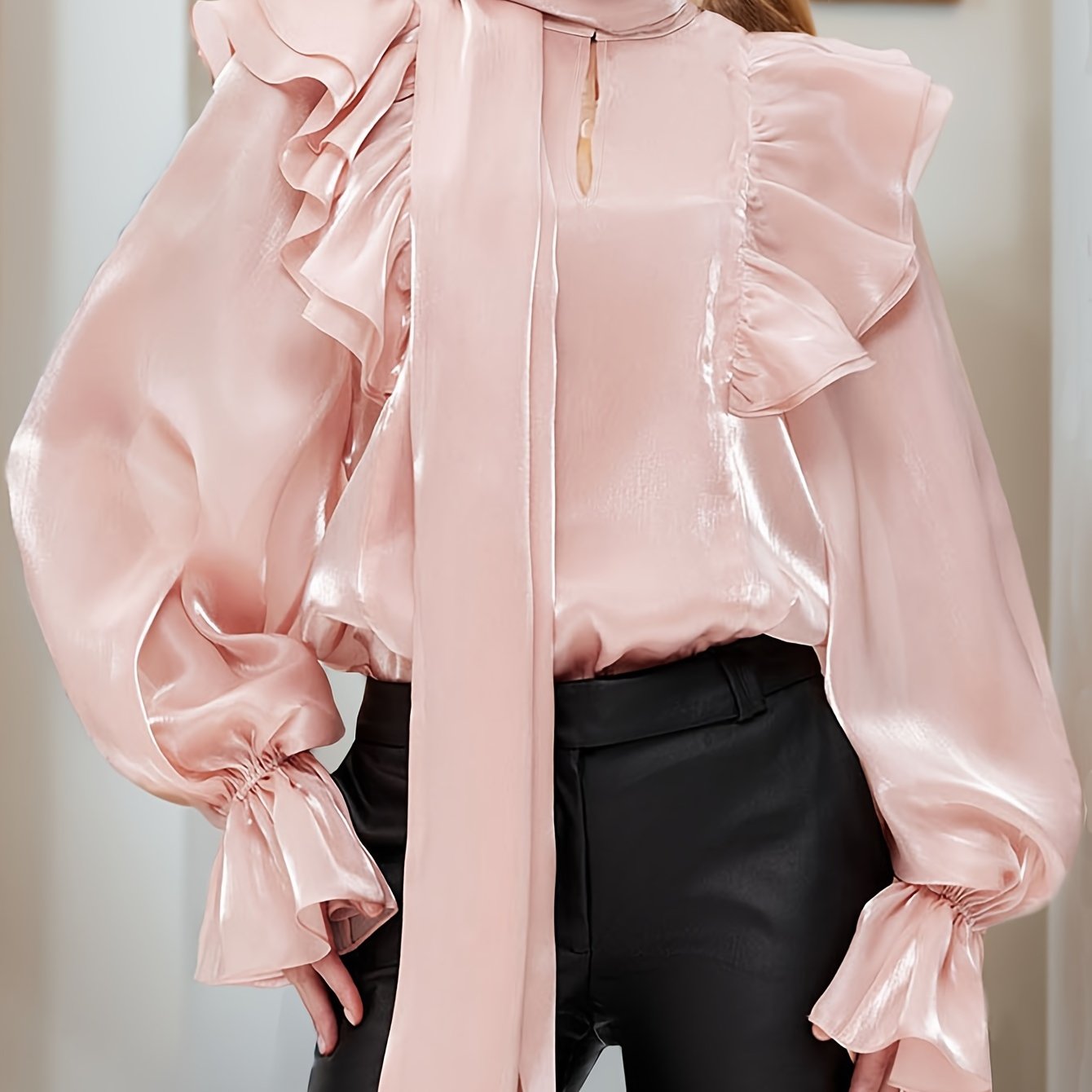 Ayollar uchun katta o'lchamli ruffle qirqilgan mock neck bluz uzun qolli bahor-yoz