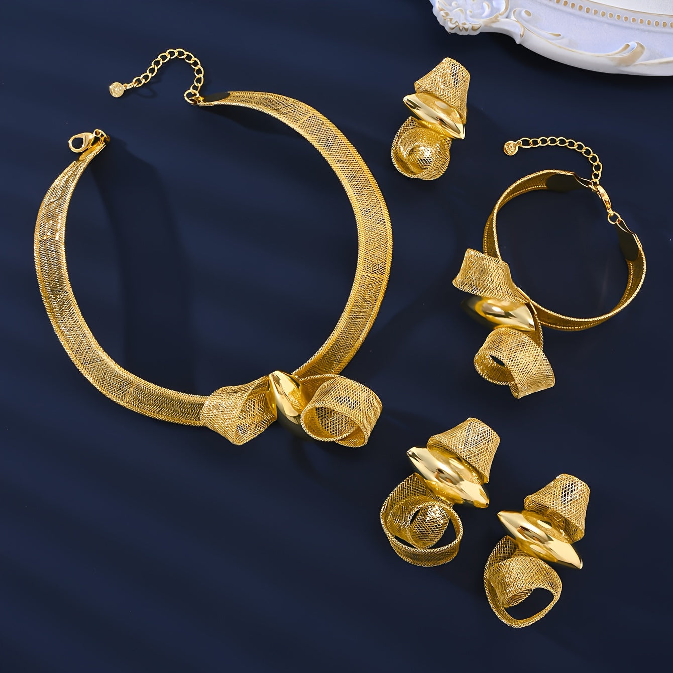 MEIZ tomonidan vintage arab uslubidagi 18K oltin qoplamali mis zargarlik to'plami - o'z ichiga oladi: nafis an'anaviy kelin marjon, bilaguzuk, uzuk va sirg'alar - to'y, ziyofat, sovg'a berish, Mardi Gras va barcha fasllar uchun mukammal.