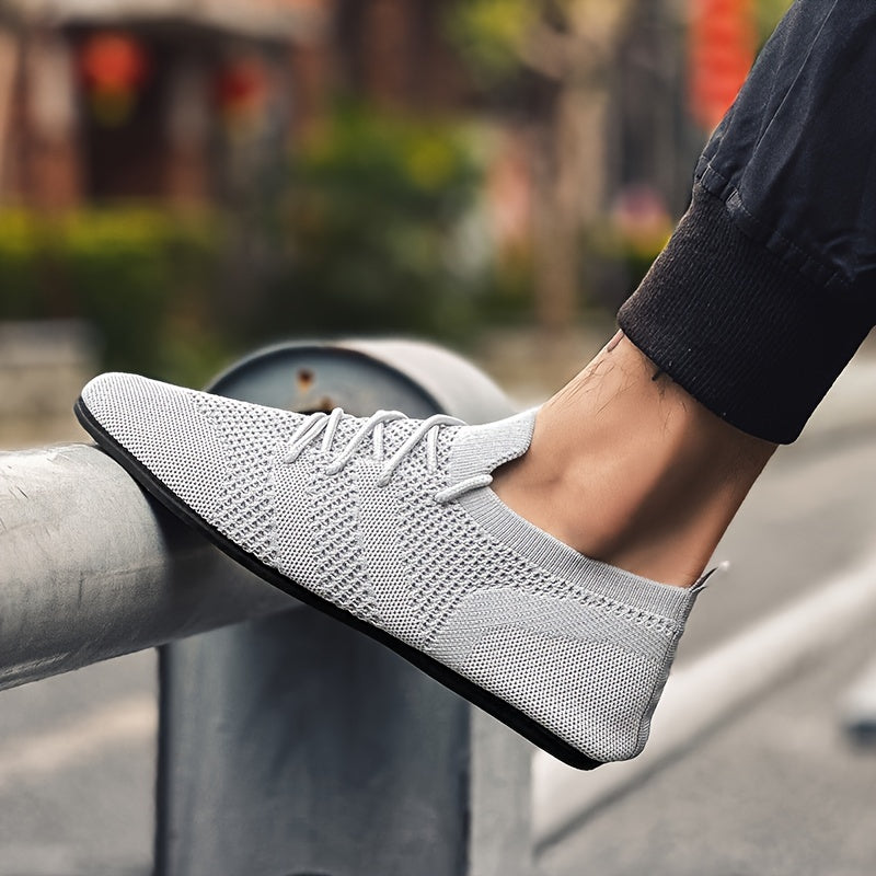 Erkaklar uchun qulay yurish poyabzallari, bir rangli to'qilgan dizayn, nafas oladigan mato, sirpanmaydigan kauchuk taglik va tashqi faoliyatlar uchun mustahkam yumshoq taglik.