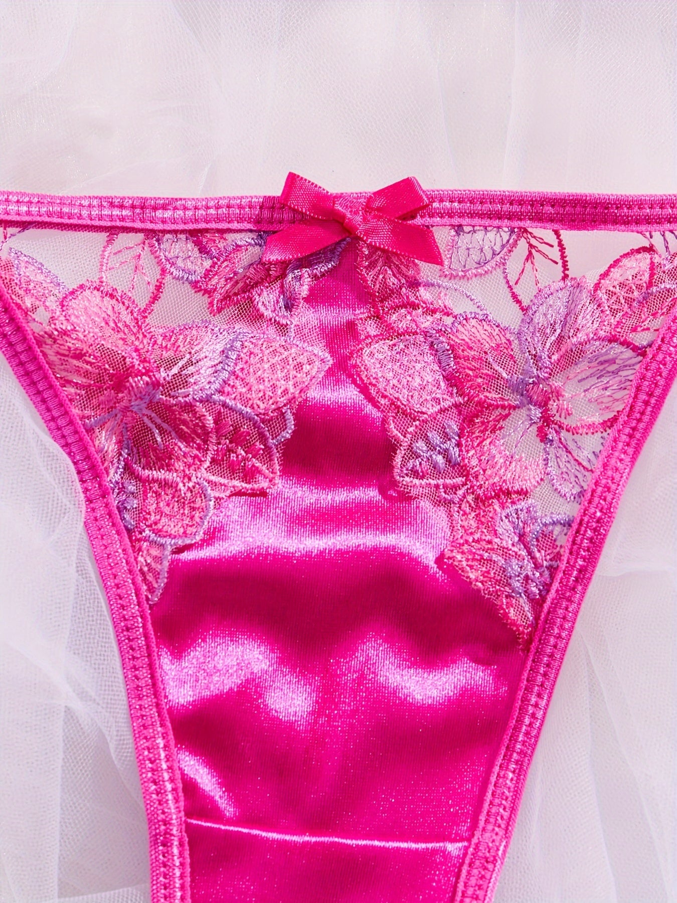 Tarmoq gullari naqshidagi ichki kiyim to'plami, zanjir orqa qismi bilan, ayollar uchun, brassier va thongni o'z ichiga oladi.