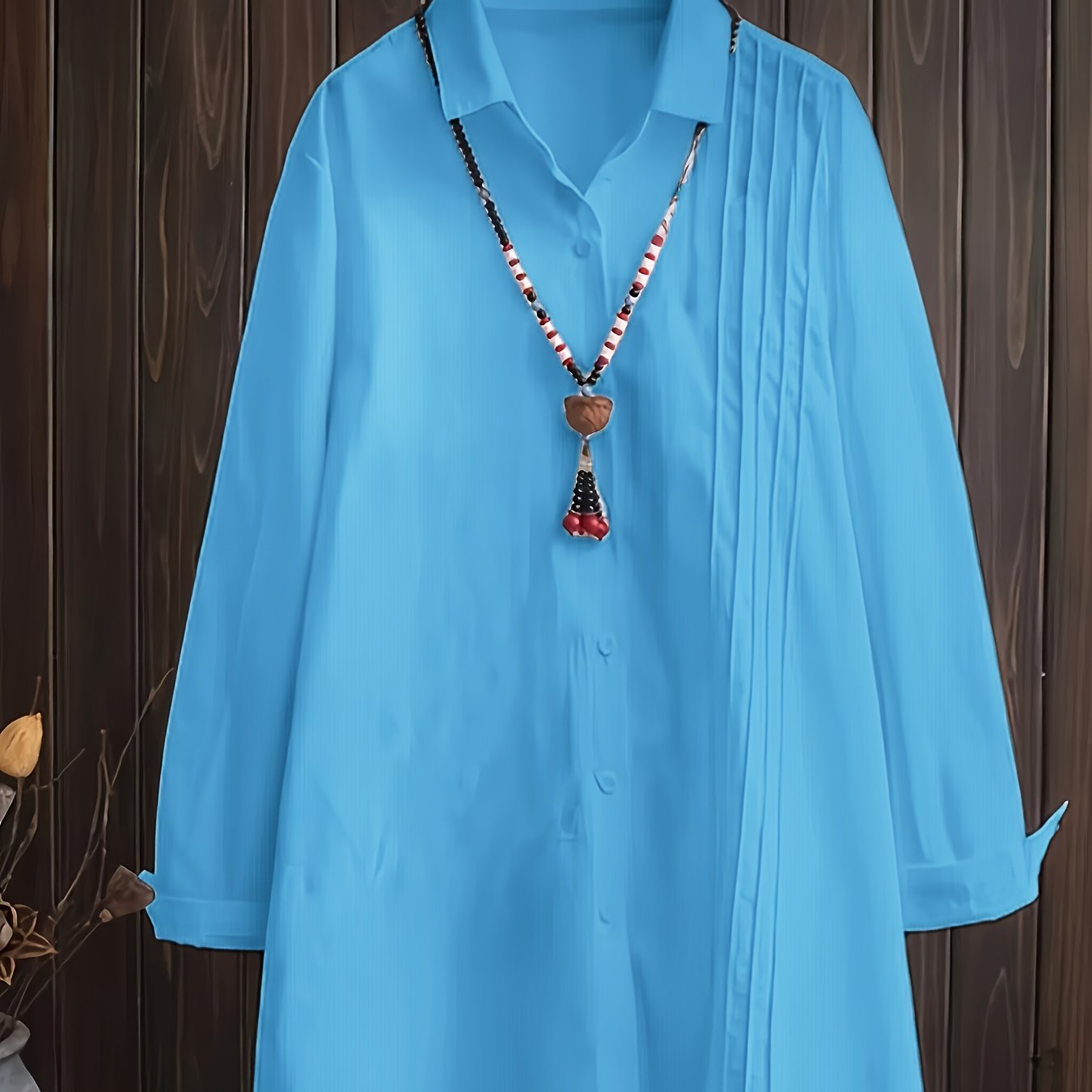 Chic plussayz uzun yengli ko'ylak, chiziqli yaka bilan, yarim shaffof polyester va spandeks aralashmasidan tayyorlangan, mashinada yuvish mumkin.