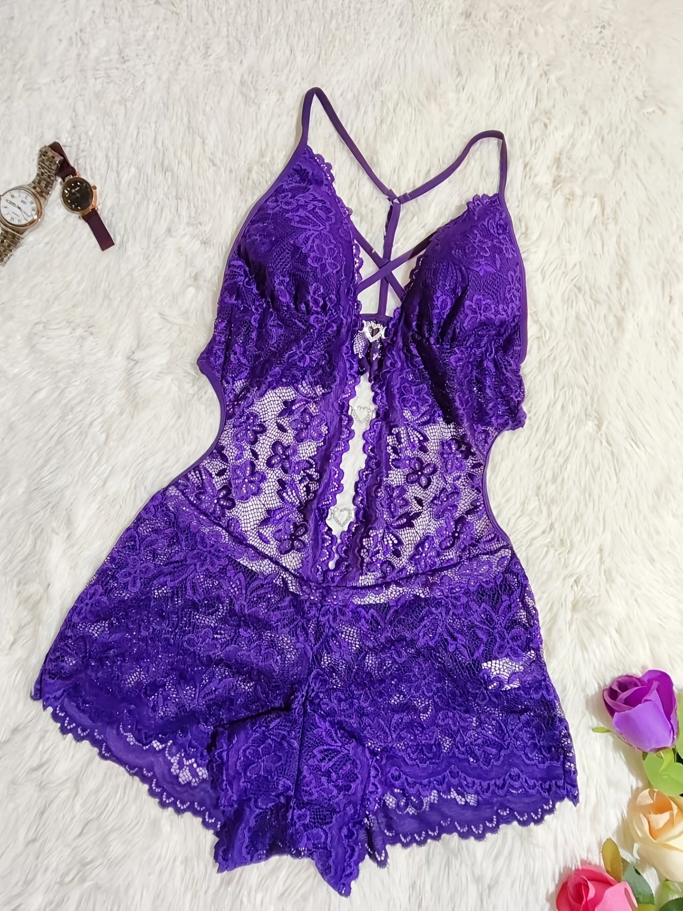 Jozibali dantel bodysuit, kesish tasmasi dizayni va yurak olmosi tafsiloti bilan, 95% polyester va 5% elastan to'qima matodan tayyorlangan. Yostiqsiz, ayollar uchun zamonaviy bir parcha ichki kiyim.