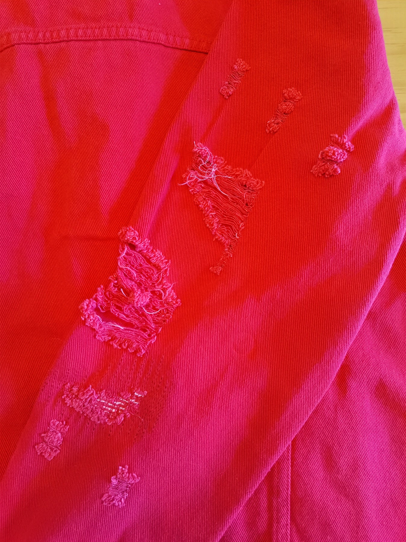 Erkaklar uchun yirtilgan denim ko'ylagi - Bahor va kuz uchun uzun yengli, tugmachali va yaka bilan tasodifiy paxta aralashmasi.