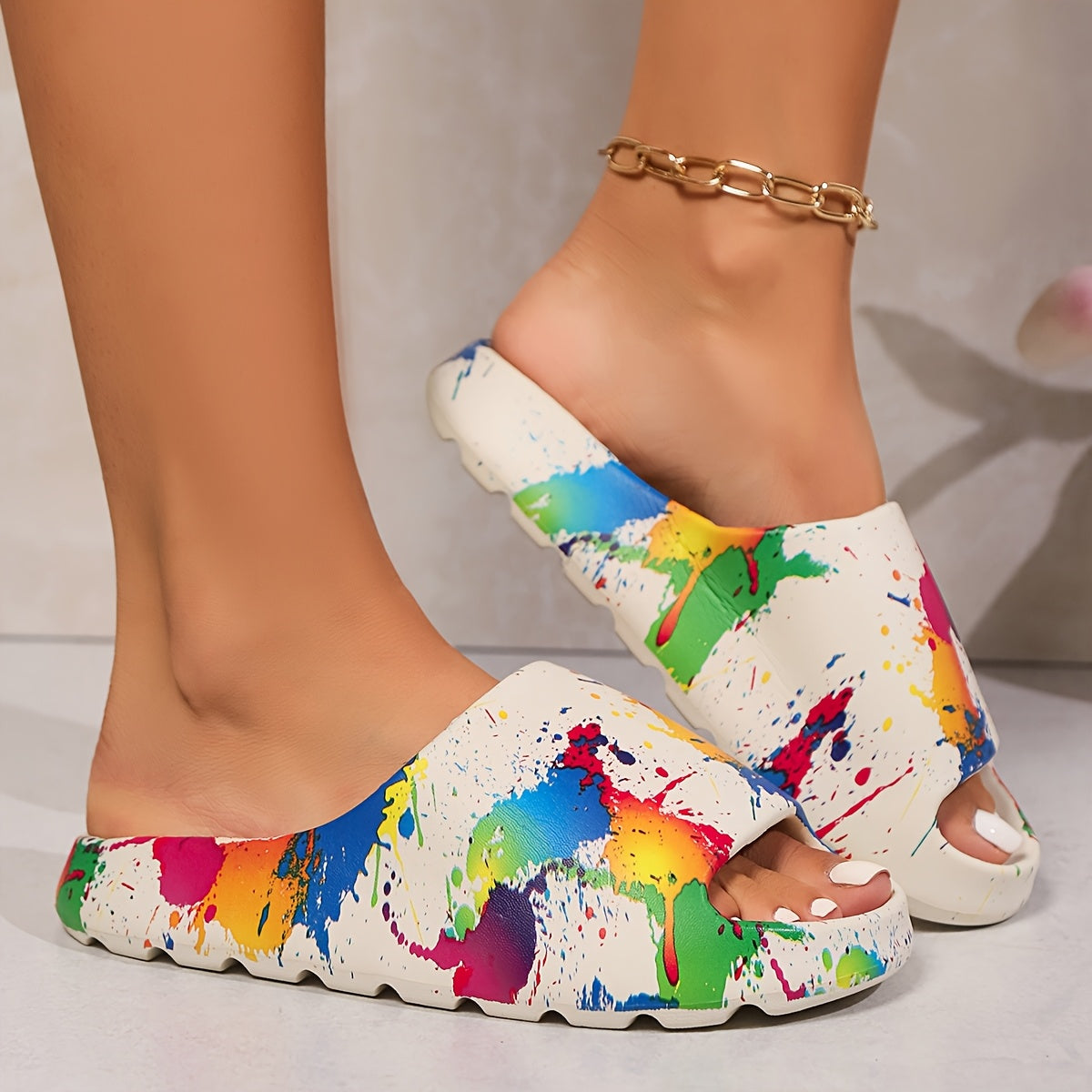 Ayollar uchun EVA slaydlar bo'yoq splash dizayni bilan ochiq barmoqli kundalik sandallar