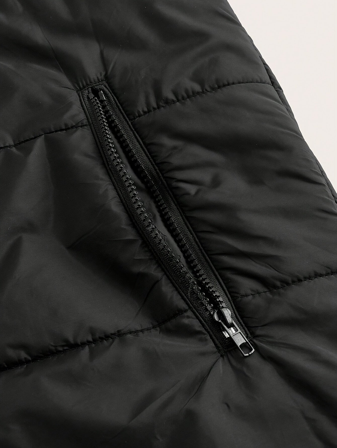 Usmonli plus o'lchamdagi kaputli, uzun uzunlikda va cho'ntaklari bor jilet. Polyesterdan tayyorlangan, ozgina cho'ziluvchan, barcha fasllar uchun ideal.