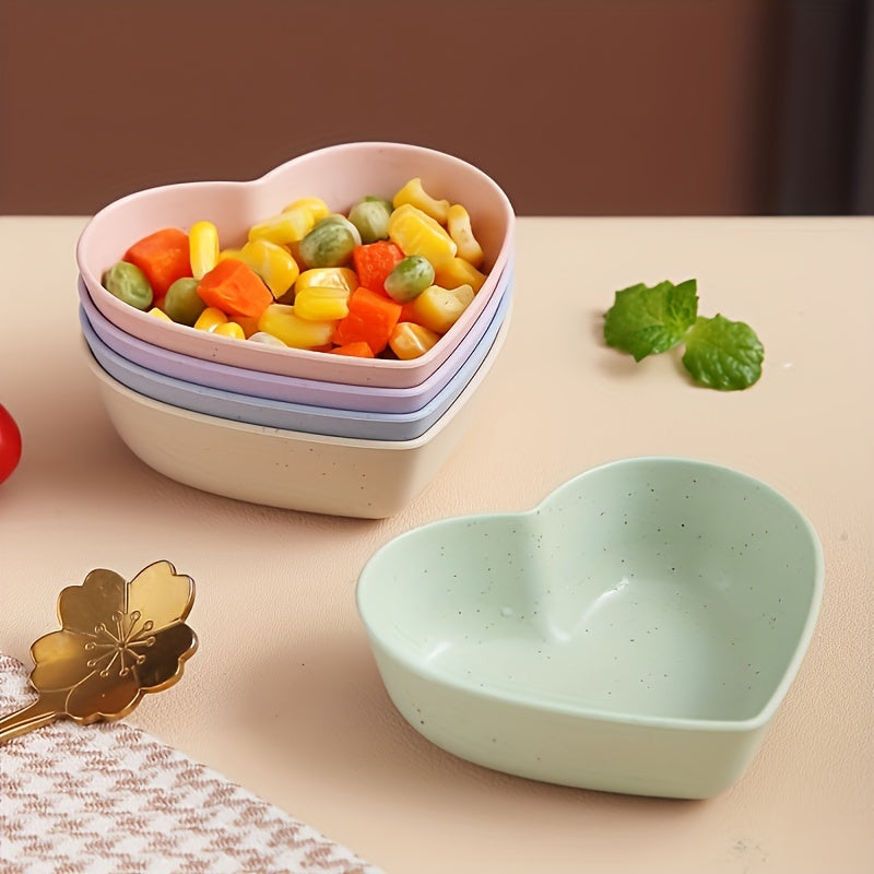 Seis cuencos en forma de corazón hechos de paja de trigo para salsas, condimentos y aperitivos