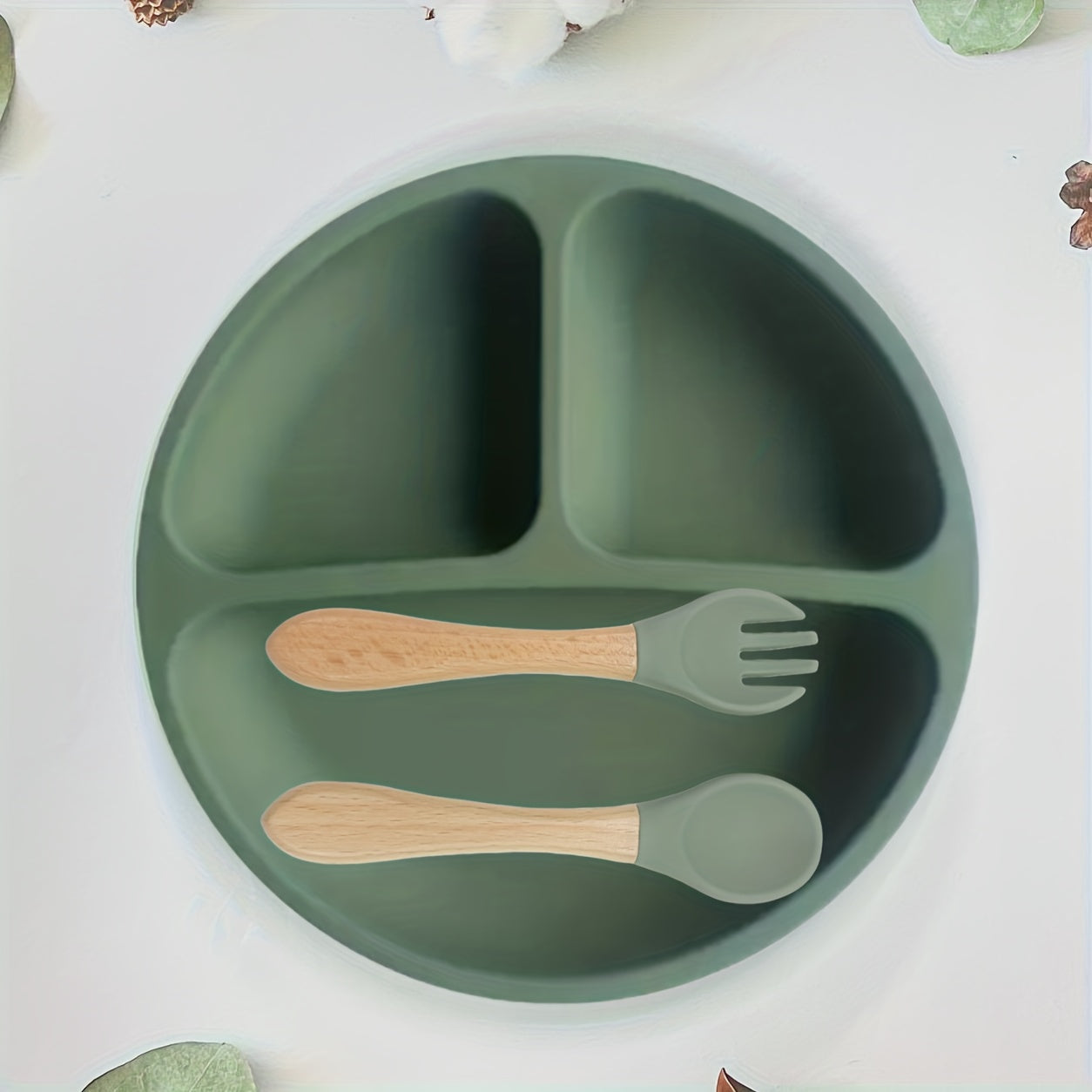 "Silikon ovqat berish to'plami, so'rg'ichli plastinka, qoshiq va vilkalar - BPA dan xoli - O'z-o'zini o'qitish uchun ideal - Idish yuvish mashinasi va mikroto'lqinli pechda xavfsiz - Ranglar: yengil yashil, qaymoq, pushti, yashil, ko'k"