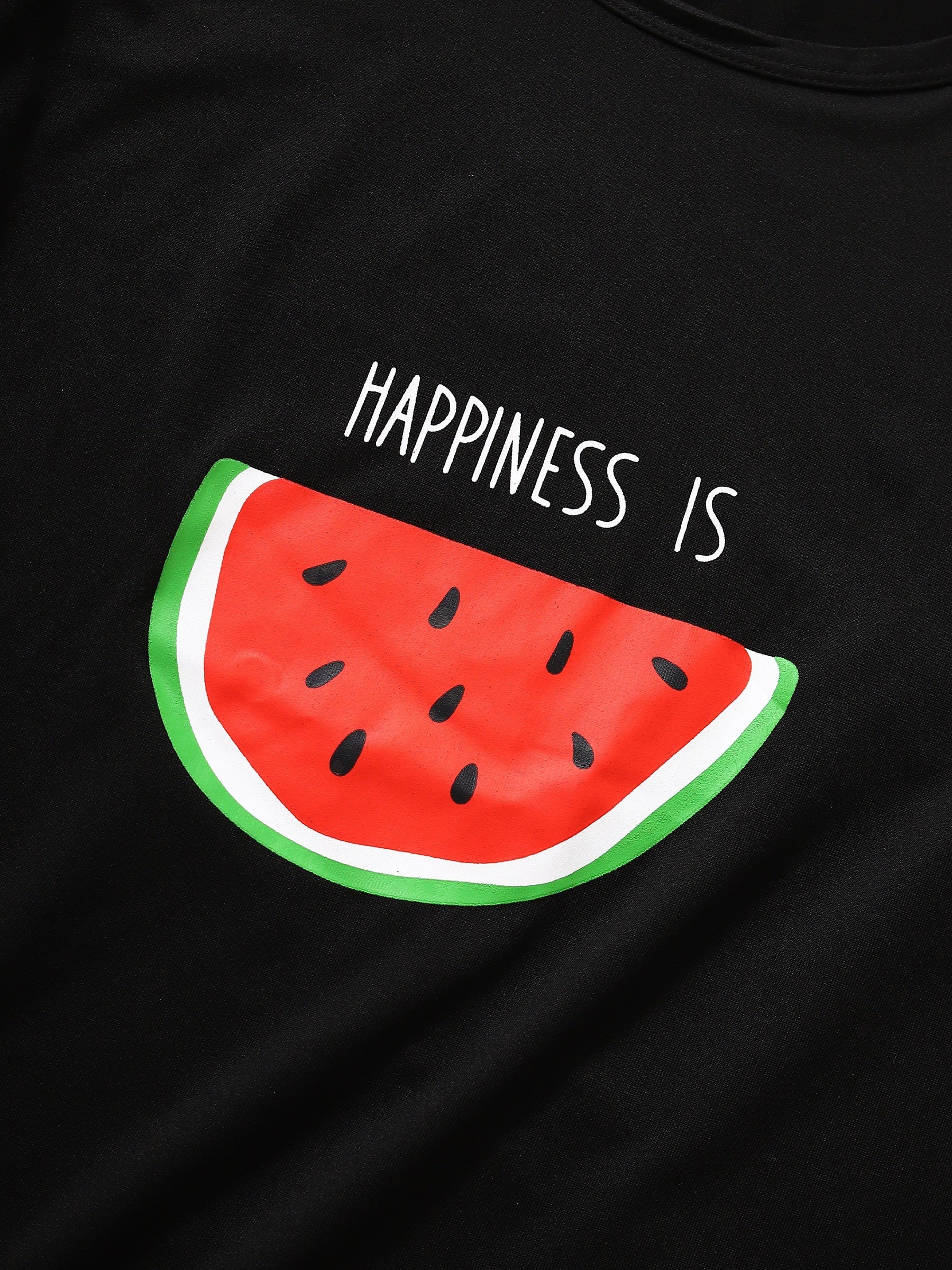 Комплект женской домашней одежды с принтом арбуза и буквами, включающий футболку с коротким рукавом и эластичные шорты.