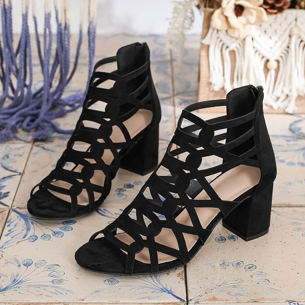 Ayollar uchun sexy qora yuqori poshnali poyabzal, kesilgan dizayn, ochiq barmoq, orqa fermuar, flanel yuqori qismi, PU astar va kauchuk taglik.