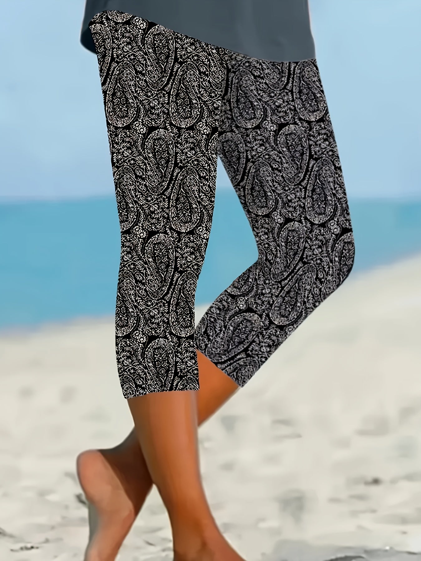 Women's Black and White Floral Print High-Waisted Capri Leggings Stretchy Slim Fit
