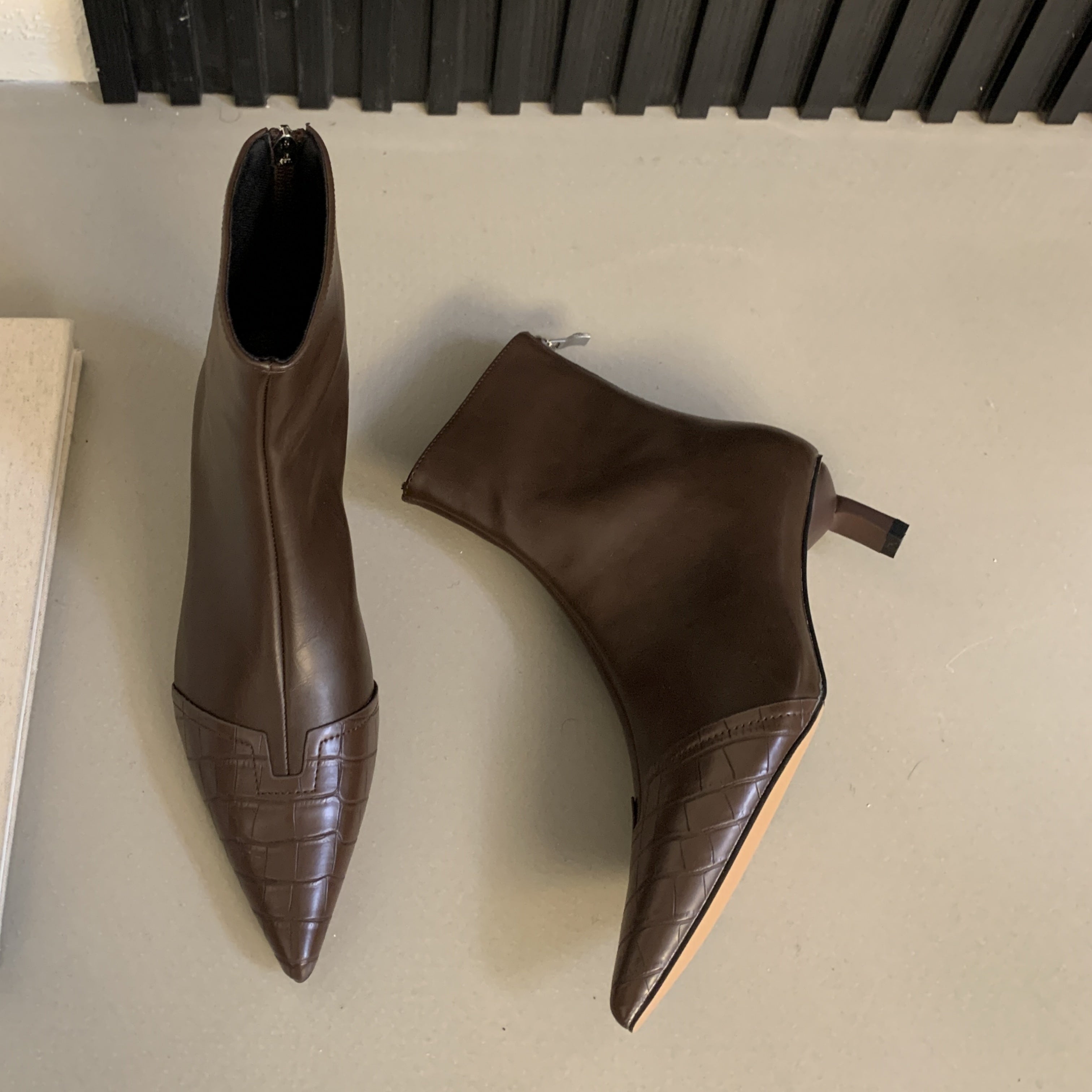 Women's Croc-Embossed Pointed Toe Ankle Boots with Zipper Solid Color