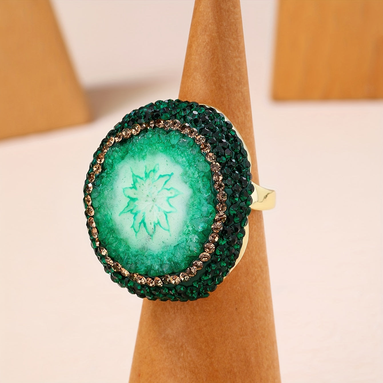 Turli rangdagi tabiiy kristall halqalardan tanlang, ularning o'ziga xos donalari va shakllari mavjud. Toshning energiyasining noaniqligini qabul qiling, chunki u Ona Tabiyatning tabiiy energiyasini o'ziga xos tarzda singdiradi.