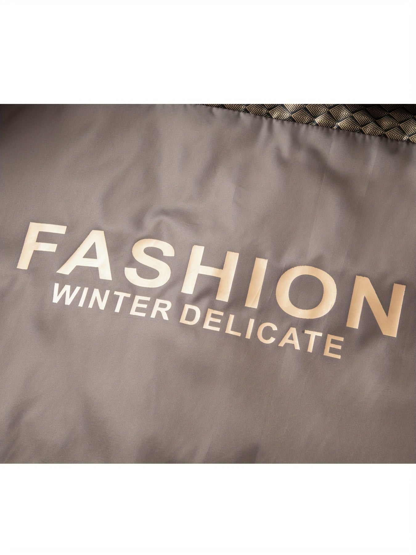 Erkaklar uchun qora rangdagi bej aksentli ajratiladigan kapüşonli qishki kurtka, polyesterdan tayyorlangan, fermuari bilan yopiladi va tortish ipi detallariga ega, ochiq havoda faoliyatlar uchun mos.