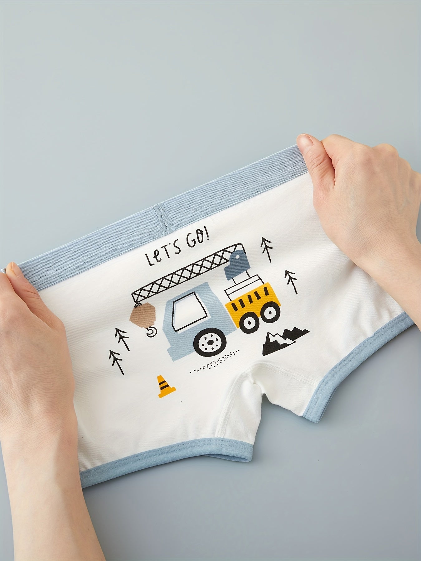 Yigitlar uchun paxta boxerlar to'plami 4 ta, ko'k va oq ranglarda multfilm ekskavator va transport vositalari naqshlari bilan