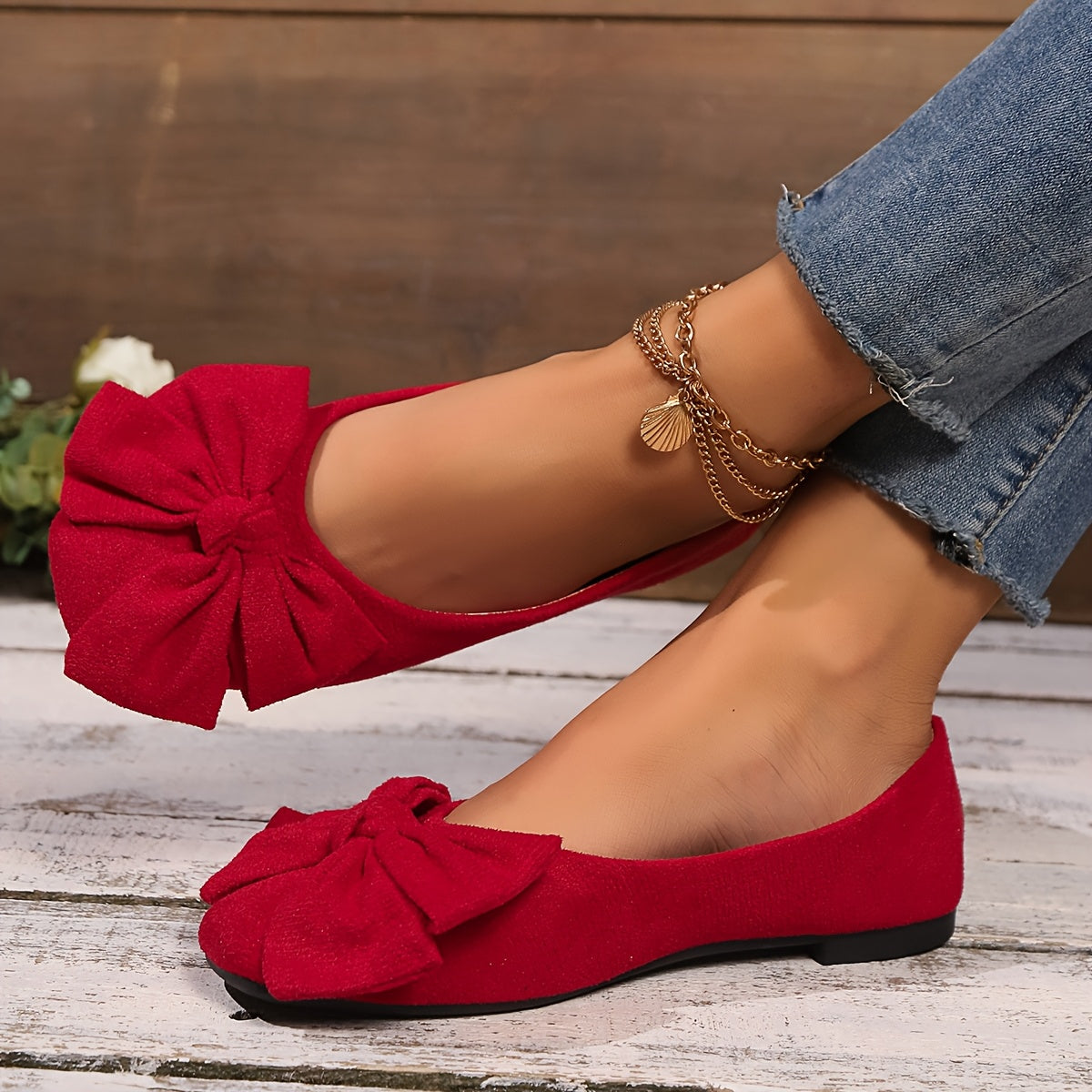 Ayollar uchun kattaroq o'lchamdagi yengil ko'k rangli lenta bilan, kvadrat barmoqli, osongina kiyinadigan, kundalik poyabzal