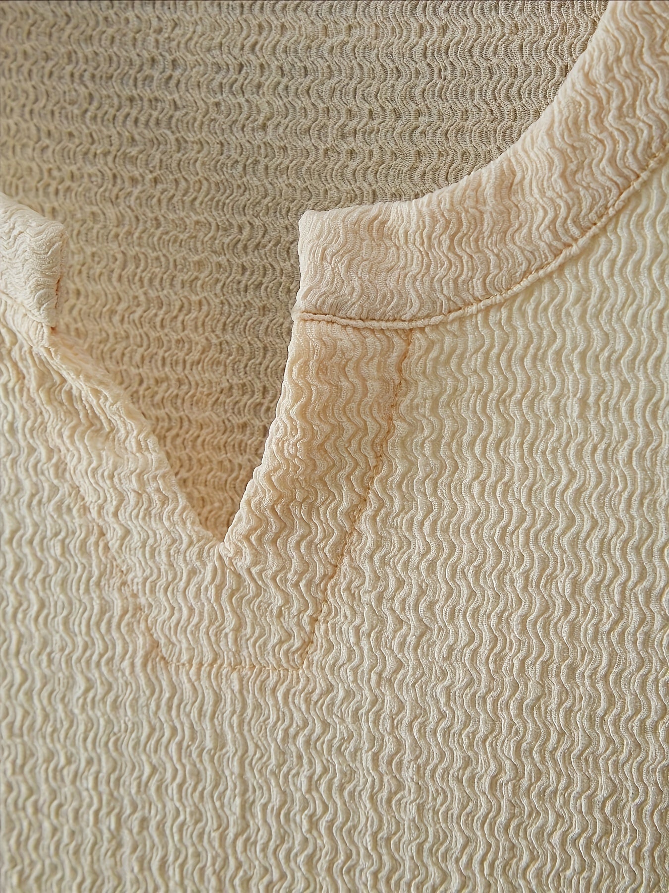 Erkaklar uchun polyester tank top, erkin kesim va ozgina cho'zilishi bilan, yozgi norasmiy sayohatlar uchun mukammal.