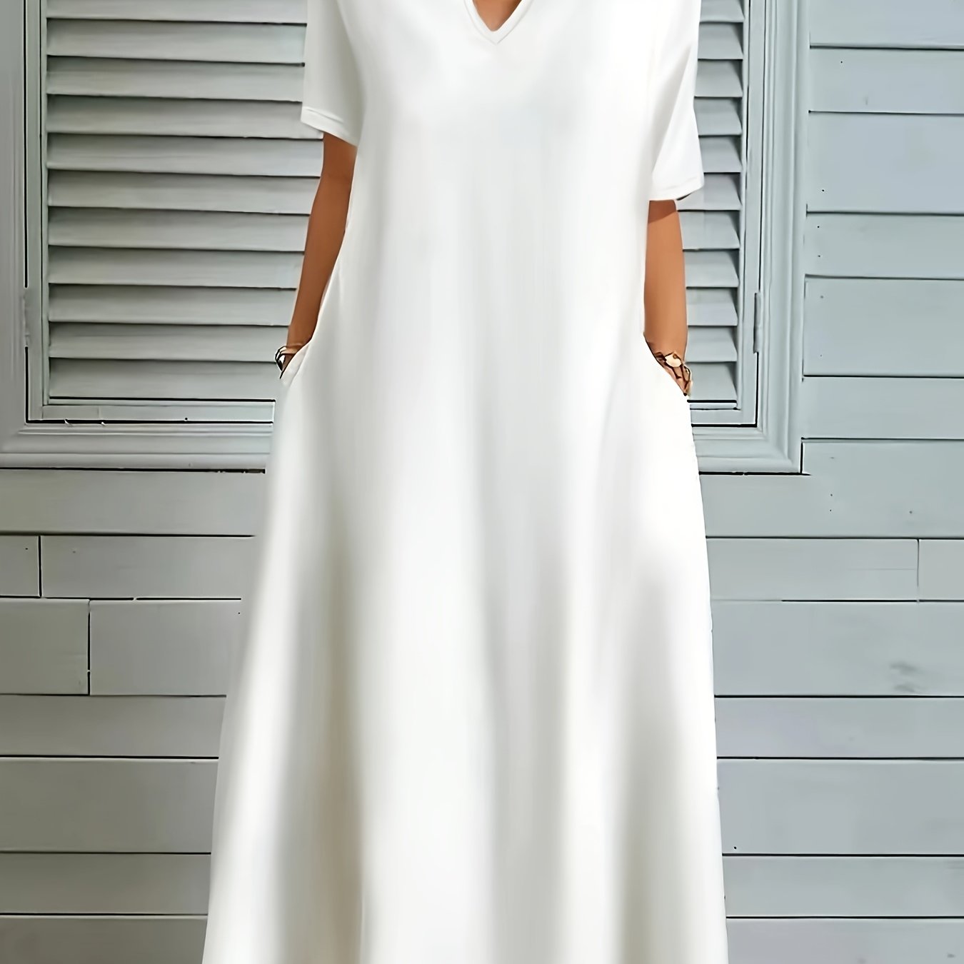 Katta o'lchamdagi V-yuqa ko'ylak, mustahkam rangdagi polyester to'qima bilan uzun kengaytirilgan pastki qismi. O'rtacha cho'zilish, pullover uslubi va tasodifiy kuz/qish kiyimlari uchun cho'ntak tafsiloti.