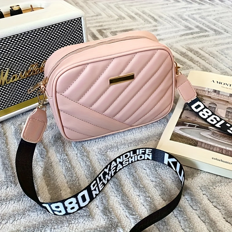 Ayollar uchun sozlanadigan tasma bilan qoplangan sun'iy charm xochli sumka.