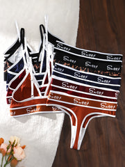 Ayollar uchun vintage uslubidagi 5 qismli ichki kiyim to'plami uchburchakli kubik sport brassiy va orqa qismi ochiq thongdan iborat. Polyester va elastan aralashmasidan tayyorlangan trikotaj mato.